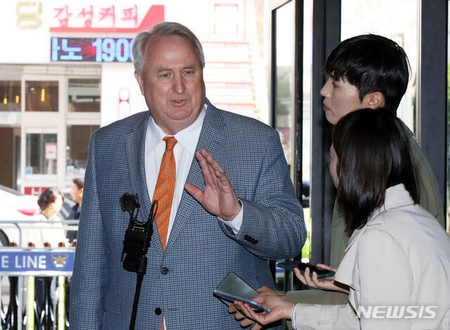 ▲ 인요한 국민의힘 혁신위원장이 24일 오전 서울 영등포구 국민의힘 중앙당사로 들어서며 취재진 질문에 답변하고 있다. ⓒ뉴시스