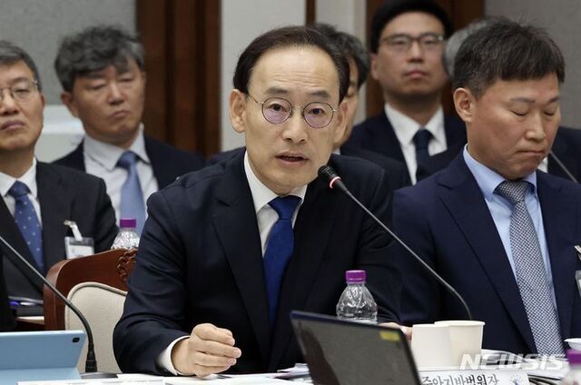 ▲ 김정중 서울중앙지방법원장이 24일 오전 서울 서초구 서울고검에서 열린 국회 법제사법위원회 국정감사에 출석해 의원들의 질의에 답변하고 있다. ⓒ뉴시스