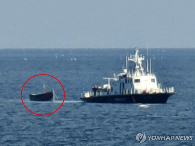 ▲ 북한 주민 4명이 24일 소형 목선을 타고 동해 북방한계선(NLL) 아래로 내려와 속초 앞바다에서 우리 어민에 의해 발견된 가운데 이날 오후 군 당국이 소형 목선(빨간색 원 표시)을 양양군 기사문항으로 예인하고 있다. 2023.10.24 ⓒ연합뉴스