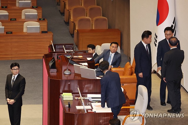 ▲ 9월21일 국회 본회의장에서 이재명 더불어민주당 대표 체포동의안 표결을 앞두고 한동훈 법무장관이 취지 설명을 하던 중 소란이 일어나 여야 원내대표와 김진표 국회의장이 논의를 하고 있다.ⓒ연합뉴스