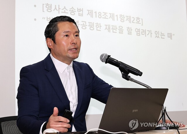 ▲ 23일 오전 경기도의회 중회의실에서 쌍방울 대북송금 의혹(외국환거래법 위반), 뇌물 및 정치자금법 위반 등의 혐의로 재판 중인 이화영 전 경기도 평화부지사의 변호인(법무법인 KNC 김현철 변호사)이 기자회견을 열고 재판부(수원지법 형사11부) 기피신청서를 제출하는 사유에 대해 밝히고 있다.  ⓒ연합뉴스