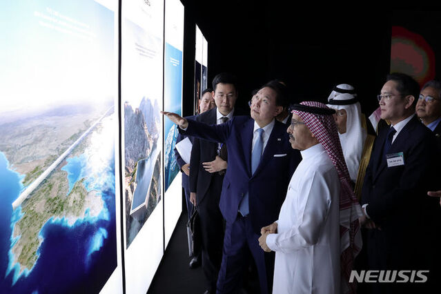 ▲ 사우디아라비아를 국빈 방문 중인 윤석열 대통령이 23일(현지시간) 리야드 네옴 전시관에서 이재용 삼성전자 회장과 함께 전시물을 관람하고 있다. (공동취재) 2023.10.24. ⓒ뉴시스