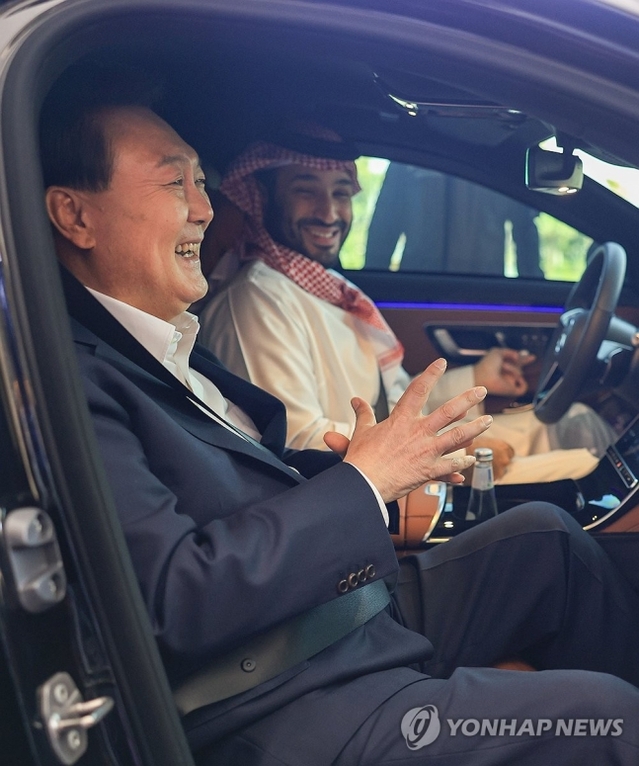 ▲ 윤석열 대통령이 24일(현지시간) 사우디아라비아 리야드 영빈관을 방문한 빈 살만 사우디 왕세자와 함께 미래 투자 이니셔티브(FII) 포럼 참석을 위해 차량에 탑승하고 있다. 2023.10.24 [공동취재] ⓒ연합뉴스