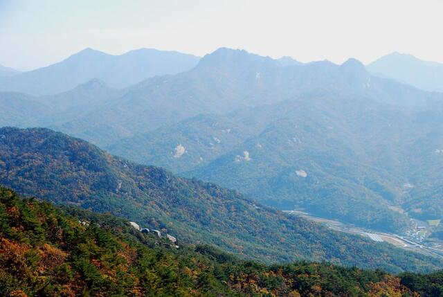 ▲ 하산 도중 조망점에서 바라본 코끼리바위와 명산들.ⓒ진경수 山 애호가