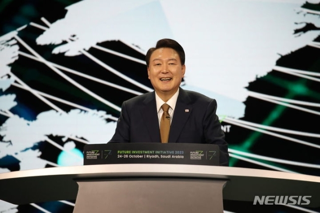 ▲ 사우디아라비아를 국빈 방문 중인 윤석열 대통령이 24일(현지시간) 리야드 킹 압둘아지즈 국제 컨퍼런스 센터에서 열린 미래 투자 이니셔티브 포럼 대담에서 발언하고 있다. ⓒ뉴시스
