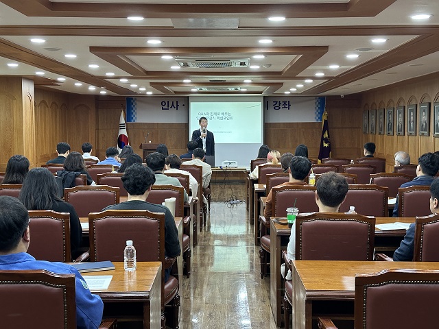▲ 포항상공회의소(회장 문충도)는 24일 오후 2시 2층 회의실에서 회원업체 인사·노무 담당 부서장 및 실무자 50여명이 참석한 가운데 ‘인사·노무 실무 아카데미 강좌’를 개최했다.ⓒ포항상의