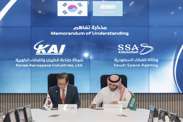 ▲ 강구영 KAI 사장과 무함마드 알타미미 SSA 우주청장이 MOU에 서명을 하고 있다 왼쪽부터 강구영 KAI 사장, 무함마드 알타미미 SSA 우주청장.ⓒ한국항공우주산업