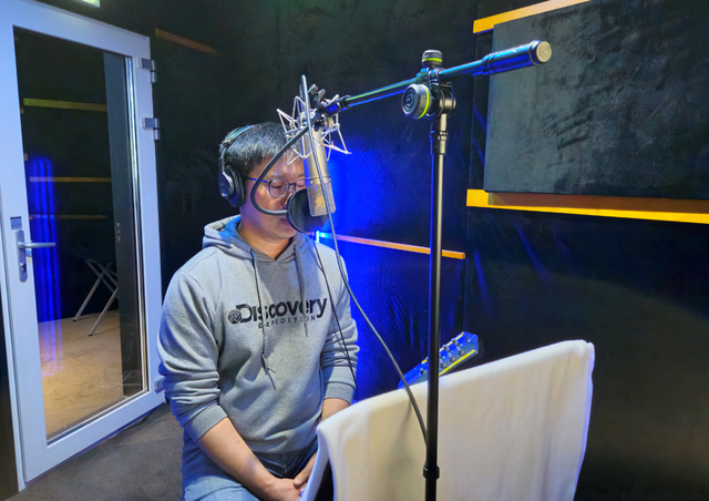 ▲ 굿보이스봉사단 소속 포스코 김요섭 리더가 오디오북 제작에 참여하는 모습. ⓒ포스코