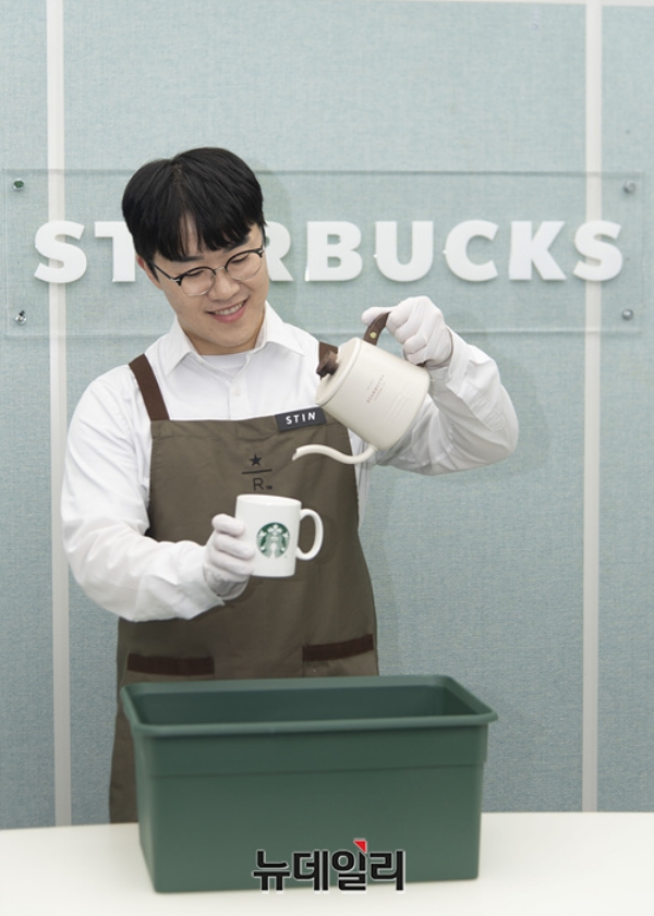 ▲ 스틴에게 스타벅스는 '청춘'이다.ⓒ서성진 기자