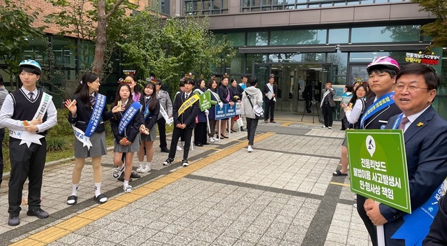 ▲ 최교진 세종교육감이 25일 반곡고에서 '개인형 이동 장치(전동킥보드) 통학로 안전 합동 캠페인'을 하고 있다.ⓒ세종교육청