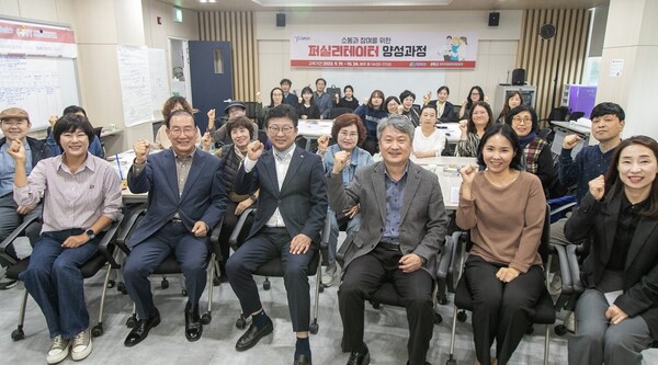 ▲ 최충규 청장은 종강식에 참석해 파이팅을 외치고 있다.ⓒ대덕구