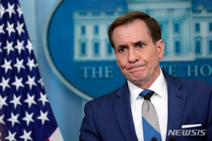 ▲ 존 커비 백악관 국가안전보장회의(NSC) 전략소통조정관이 이스라엘과 팔레스타인 무장 정파 하마스 사이 충돌 뒤 정전 요구를 두고 현시점에는 적절하지 않다는 입장을 내놨다. 사진은 커비 조정관이 지난 11일(현지시각) 백악관에서 일일 브리핑을 하는 모습. ⓒAP/뉴시스