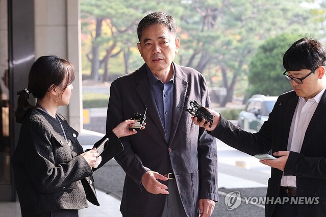 ▲ '50억 클럽' 의혹으로 수사를 받는 곽상도 국민의힘 전 의원이 25일 오전 피의자 신분으로 조사를 받기 위해 서울 서초동 서울중앙지검으로 들어가며 취재진의 질문에 답하고 있다.

지난 2월 1심 법원이 곽 전 의원의 알선수재·뇌물 등 주요 혐의를 무죄로 판단한 지 8개월여 만이다. ⓒ연합뉴스