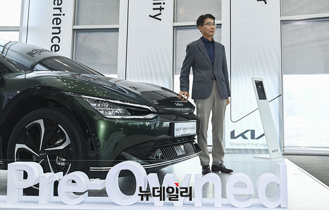 ▲ 권혁호 부사장이 EV6 인증중고차 앞에서 포즈를 취하고 있다 ⓒ뉴데일리