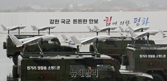 ▲ 지난달 26일 성남 서울공항에서 진행된 건군 75주년 국군의 날 리허설에서 원거리정찰용소형드론이 분열을 하고 있는 모습. ⓒ서성진 기자