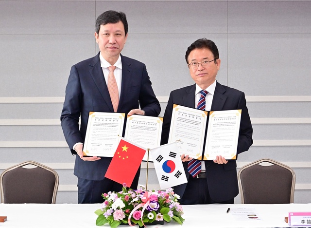 ▲ 이철우 경북도지사는 진궈웨이(靳国卫) 중국 랴오닝성(辽宁) 부성장과 우호교류의향서를 체결하고 양 지역 간 교류 협력 방안에 대해 의견을 교환했다.ⓒ경북도