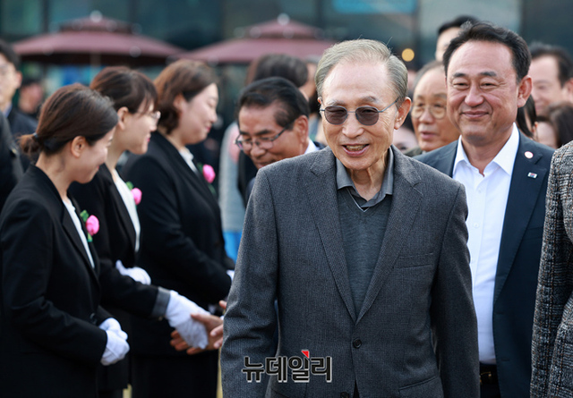 ▲ 이명박 전 대통령이 25일 오후 경기 여주시 강천보문화관에서 '이포보, 여주보, 강천보를 지키는 모임'이 주관으로 열린 '4대강 보 걷기' 행사에 입장하고 있다. ⓒ정상윤 기자