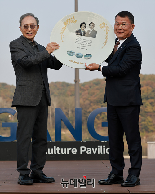 ▲ 이명박 전 대통령이 여주사랑시민연합회로부터 4대강 사업과 관련, 감사패를 전달 받고 있다. ⓒ정상윤 기자