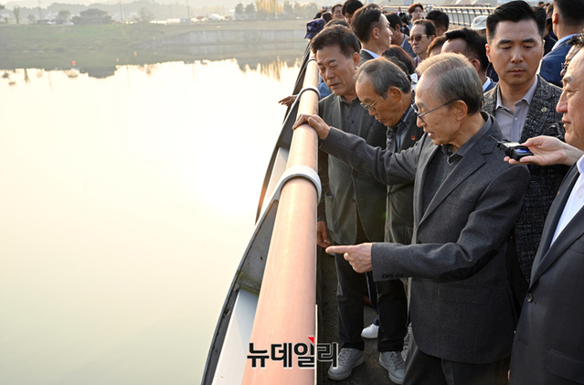 ▲ 이명박 전 대통령이 25일 경기 여주시 한강문화관에서 열린 4대강 보 걷기 행사에 참석해 강천보에서 남한강을 바라보고 있다. ⓒ정상윤 기자