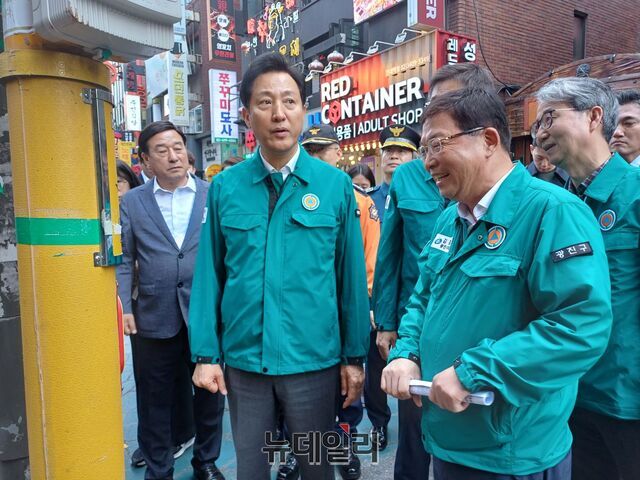 ▲ 오세훈 서울시장이 25일 건대맛의거리에서 시행된 시·구 합동 안전점검 훈련에서 CCTV 폴대에 설치된 비상벨 작동 여부를 확인하고 있다. ⓒ김성웅 기자