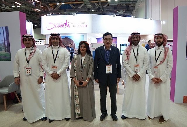 ▲ 주낙영 시장과 사우디아라비아 관계자들이 25일부터 싱가포르에서 열리는 ITB Asia 2023 박람회에 참가해 기념촬영을 하고 있다.ⓒ경주시