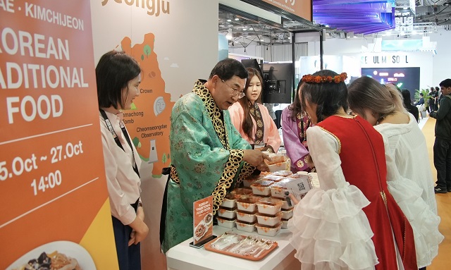 ▲ 주낙영 시장이 25일 싱가포르에서 열린 ITB Asia 2023 박람회 참석해 경주 음식과 전통주 등을 맛보는 게릴라 한식체험 이벤트를 펼치고 있다.ⓒ경주시