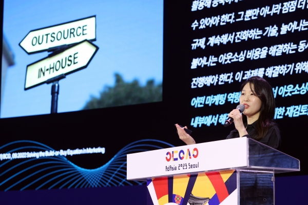 ▲ 25일 서울 코엑스에서 열린 애드아시아2023 서울에서 강연 중인 김지원 LG CNS 팀장. ⓒ브랜드브리프