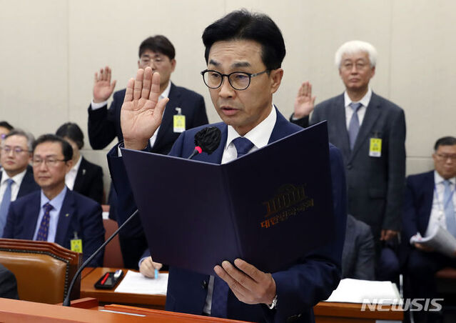 ▲ 김성겸 한국휴텍스제약 사장, 
이승한 안국약품 법무실장 등이 25일 보건복지위원회 국정감사에서 증인선서를 하고 있다. ⓒ뉴시스