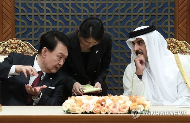 ▲ 카타르를 국빈 방문 중인 윤석열 대통령이 25일(현지시간) 도하의 카타르 왕궁인 '아미리 디완'에서 열린 한·카타르 MOU 서명식에서 타밈 빈 하마드 알사니 카타르 국왕과 대화하고 있다.ⓒ연합뉴스