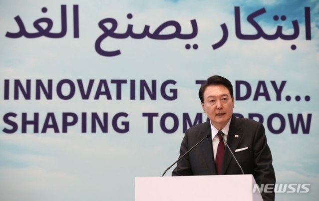 ▲ 카타르를 국빈 방문 중인 윤석열 대통령이 25일(현지시간) 도하 인근 알라이얀 에듀케이션 시티에 위치한 하마드 빈 칼리파 대학교에서 열린 청년 리더와의 대화에서 발언하고 있다. ⓒ뉴시스