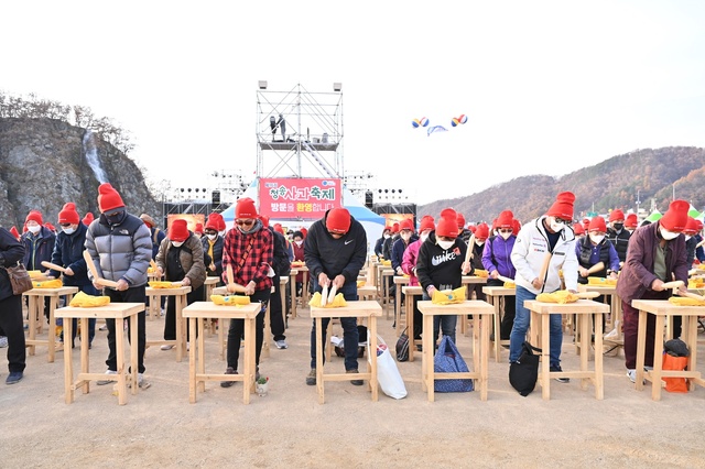 ▲ 올해 축제는 청송사과축제의 킬러 콘텐츠인 도전-사과 선별 로또, 꿀잼-사과난타와 사과 방망이 체험 등 전 연령이 참여할 수 있는 체험 프로그램과 8개 읍‧면 주민과 풍물단이 함께 하는 ‘청송사과 퍼레이드’, ‘청송군민 노래자랑’을 통해 군민과 관광객 모두가 하나 되는 계기를 마련했다.ⓒ청송군