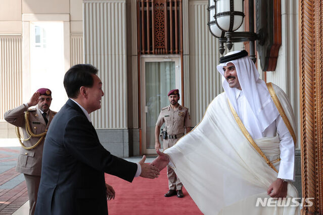 ▲ 윤석열 대통령이 25일(현지시간) 카타르 도하 아미리 디완 왕궁에 도착해 타밈 빈 하마드 알 싸니 카타르 국왕과 악수하고 있다.ⓒ뉴시스(사진=공동취재)