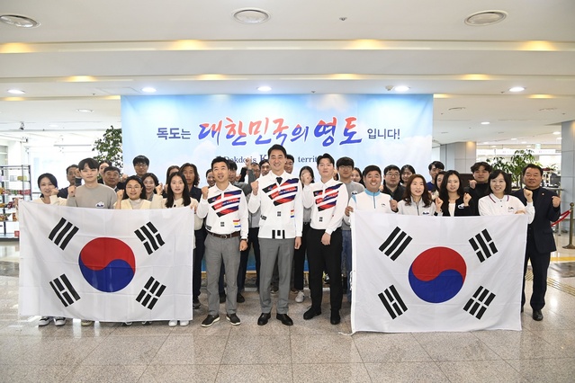 ▲ 달성군(군수 최재훈)은 지난 25일, 독도의 날을 기념해 우리땅   독도에 대한 관심을 높이고 독도사랑을 실천하고자 군청 로비에서‘독도사랑 캠페인’을 개최했다.ⓒ달성군