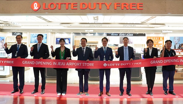 ▲ 좌측부터 김남진 제주관광협회 본부장, 김규진 제주세관장, 강효정 롯데면세점 제주공항점장, 김희현 제주특별자치도 정무부지사, 김주남 롯데면세점 대표이사, 손종하 한국공항공사 제주공항장, 이상진 롯데면세점 상무, 김진호 홍콩익스프레스 지점장.ⓒ호텔롯데