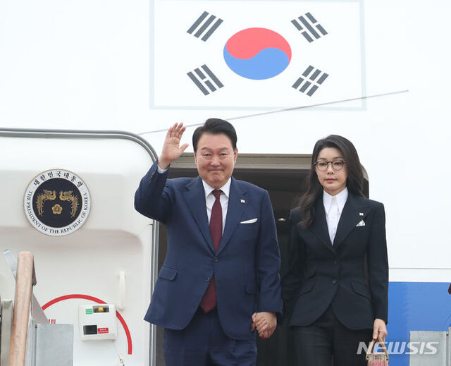 ▲ 사우디아라비아·카타르 순방을 마치고 귀국한 윤석열 대통령과 부인 김건희 여사가 26일 경기도 성남 서울공항에 도착해 공군 1호기에서 내리며 손을 흔들고 있다.ⓒ뉴시스