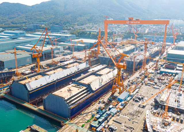 ▲ 한화오션 제1도크에서 LNG운반선 4척이 동시 건조되고 있다. ⓒ한화오션
