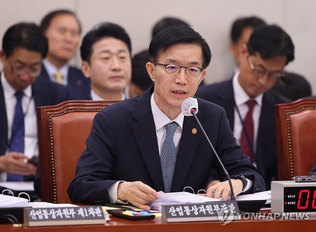 ▲ 방문규 산업통상자원부 장관이 26일 서울 여의도 국회에서 열린 국회 산업통상자원중소벤처기업위원회의 산업통상자원부 국정감사에서 의원질의에 답변하고 있다.ⓒ연합뉴스