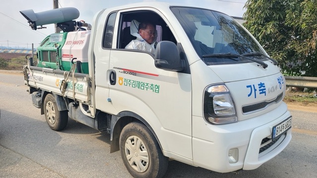 ▲ 김종훈 전북 경제부지사는 26일 럼피스킨병 확산이 우려되는 가운데 김제시 소재 한우농장 인근에서 추진중인 파리·모기 등 매개곤충 방제 및 방역상황을 점검했다.ⓒ전북도 사진제공.