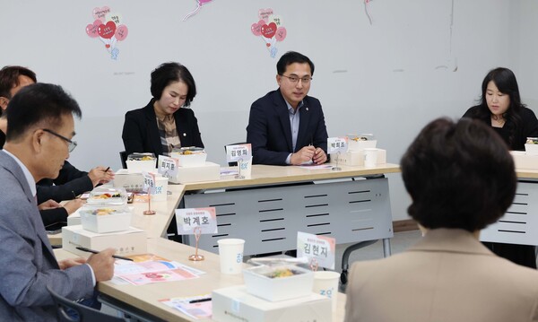 ▲ 박희조 동구청장이 25일 동구 생활문화센터에서 개최된 북부권 초·중학교 운영위원장 간담회에서 학부모들과 이야기를 나누고 있다.ⓒ대전동구