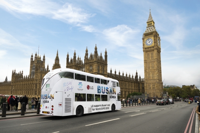 ▲ 'LG 엑스포 버스'가 영국 런던의 대표적 랜드마크인 빅벤 앞을 지나고 있다. ⓒLG