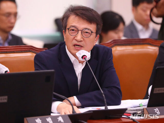▲ 김의겸 더불어민주당 의원이 지난 13일 서울 여의도 국회에서 열린 법제사법위원회의 감사원에 대한 국정감사에서 질의하고 있다. ⓒ뉴시스