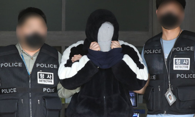 ▲ 지난 4월 17일 '강남 학원가 마약음료 사건' 음료를 제조한 혐의를 받는 길모 씨가 검찰로 송치되고 있다. ⓒ뉴시스