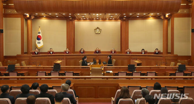 ▲ 유남석 헌법재판소장 등 헌법재판관들이 26일 서울 종로구 헌법재판소에서 노란봉투법, 방송3법 권한쟁의심판 사건 및 헌법소원 심판 사건 등에 대한 선고를 하고 있다. ⓒ뉴시스