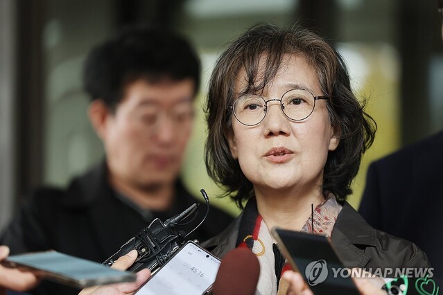 ▲  저자 박유하 교수가 26일 서울 대법원 법정을 나서며 취재진의 질문에 답하고 있다. ⓒ연합뉴스