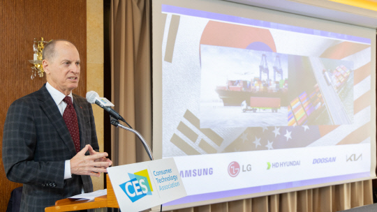 ▲ 게리 샤피로 미국소비자기술협회(CTA) 회장이 26일 서울 중구 롯데호텔에서 열린 미디어 브리핑에서 발표를 진행하고 있다. ⓒCTA