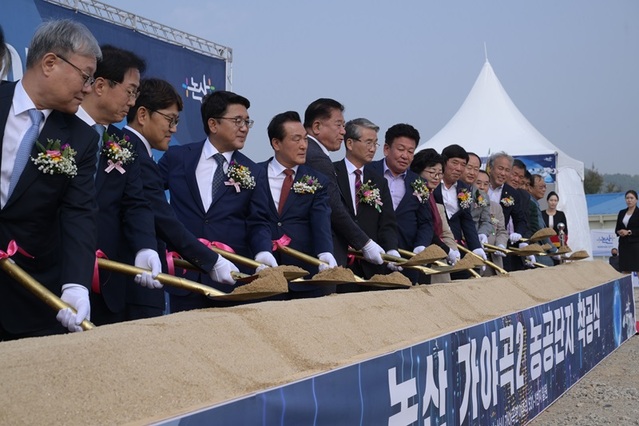 ▲ 백성현 논산시장(왼쪽 다섯번째) 등이 26일 가야곡2농공단지 시삽을 하고 있다.ⓒ논산시