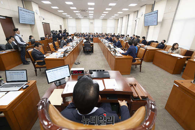 ▲ 국회 행정안전위원회 국정감사가 26일 오전 국회에서 행정안전부, 중앙선거관리위원회, 진실·화해를위한과거사정리위원회, 인사혁신처, 경찰청, 소방청을 대상으로 진행되고 있다. ⓒ서성진 기자