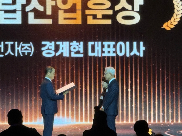 ▲ 26일 서울 더케이호텔에서 열린 '제16회 반도체의 날' 기념식에서 금탑산업훈장을 받은 경계현 삼성전자 사장(DS부문장). ⓒ이성진 기자