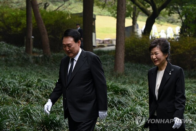 ▲ 박정희 전 대통령 서거 제44주기 추도식에 참석한 윤석열 대통령과 박근혜 전 대통령이 지난 26일 서울 동작구 국립서울현충원에서 박정희 전 대통령 묘소를 참배한 뒤 함께 걸어 나오고 있다. ⓒ대통령실 제공 / 연합뉴스