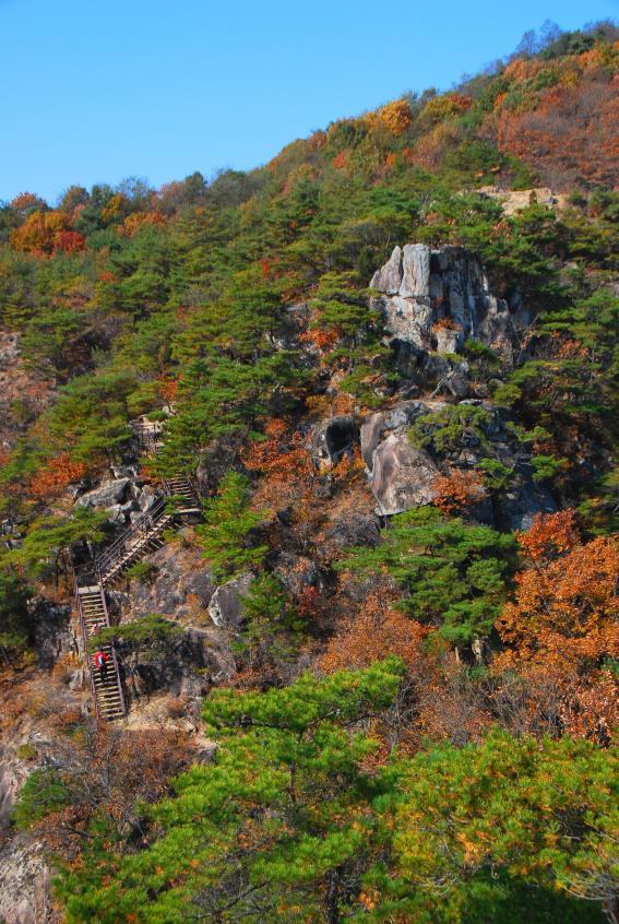 ▲ 구담봉으로 가는 계단의 하행 구간.ⓒ진경수 山 애호가